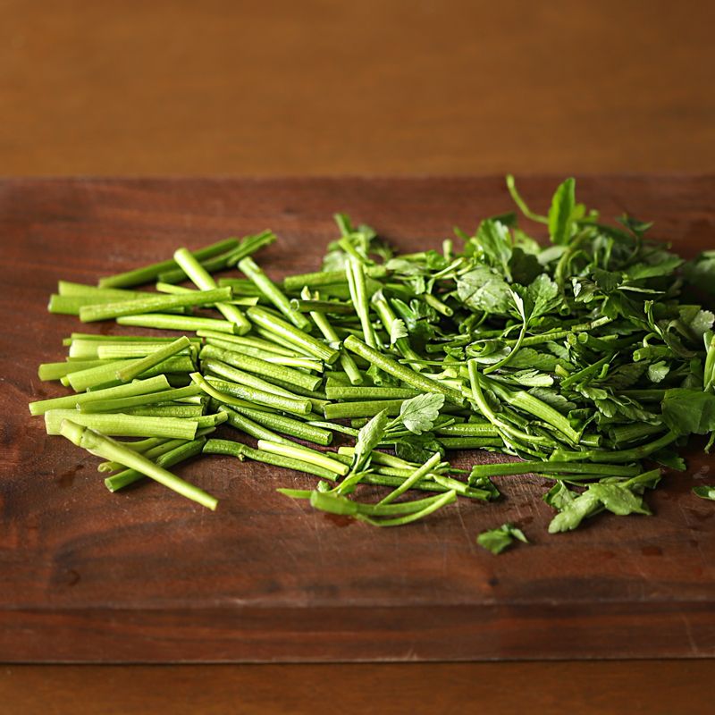 미나리는 4센치 길이로 썰고, 양파는 채를 썰어주세요. 배와 대파도 양파와 비슷한 길이로 채를 썰어주세요. 오이와 당근은 어슷하게 편으로 썰고, 고추는 어슷하게 썰어주세요.