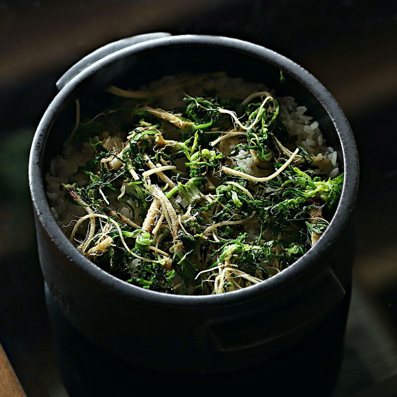 밥물이 잦아들면 냉이와 바지락살을 올리고 10분 정도 약한 불에서 익혀주세요.