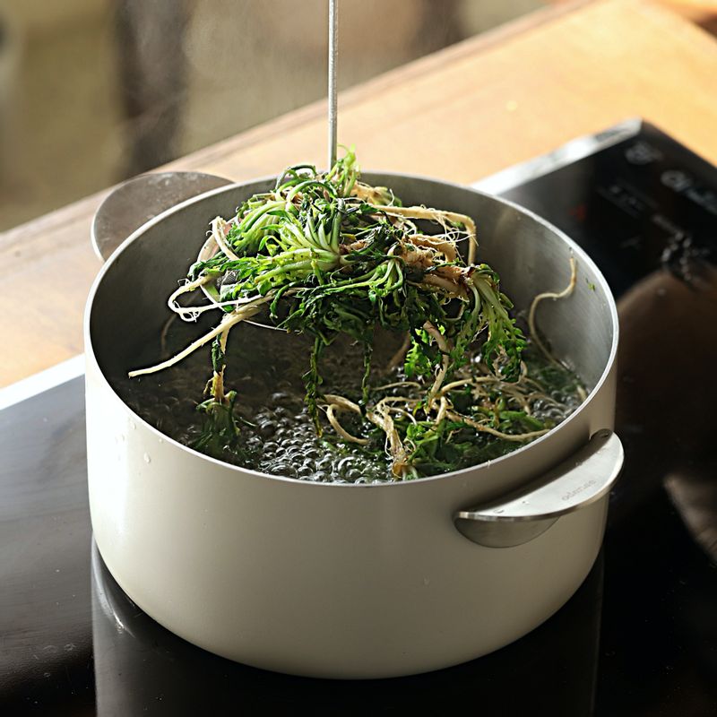 냉이는 다듬어 깨끗이 씻고 끓는 물에 약간의 소금을 넣어 데친 후 먹기 좋은 크기로  잘라주세요. 홍고추는 잘게 잘라 양념간장 재료에 넣고 섞어주세요.