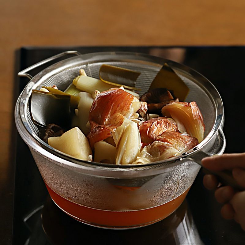 충분히 우러나온 채소는 채반에 걸러주세요. 
(tip. 한 김 식힌 후 밀폐 용기에 담아 냉장 또는 냉동 보관하여 사용하면 편리해요. 
냉장은 일주일 내로 사용해 주세요. 냉동은 3개월 이내로 사용하는 것이 좋아요)