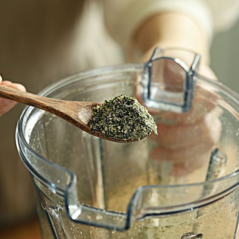 믹서에 김과 통깨를 넣어 3초 정도 갈아주세요.
(tip. 믹서가 없다면 김을 비닐에 넣고 부숴서 사용해도 좋아요)