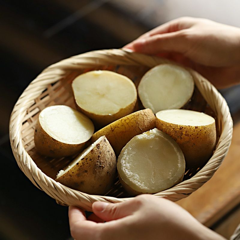 감자는 깨끗이 씻어 반으로 자르고 찜통에 넣어 20~30분 정도 쪄주세요.
(감자마다 단단한 정도와 수분함량이 다를 수 있으니 삶는 시간을 가감해 주세요)