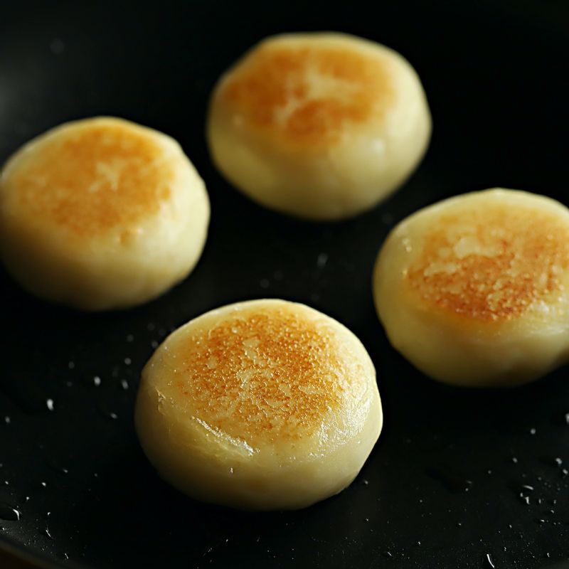 달군 팬에 오일을 넉넉하게 두르고 감자 반죽을 앞뒤로 노릇하게 구워 완성해주세요.