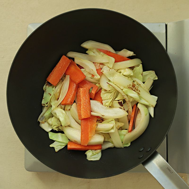 달군 팬에 약간의 식용유를 두르고 양파와 양배추, 당근을 넣어 볶다가 오징어와 애호박, 양념장을 넣은 후 센 불에서 빠르게 볶아주세요.