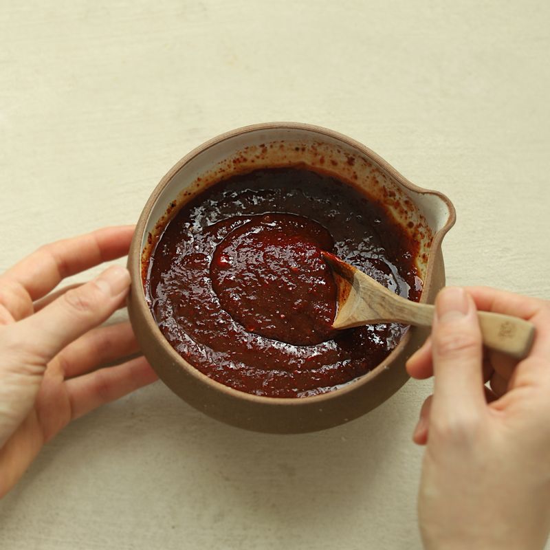 볼에 양념장 재료를 넣고 고루 섞어주세요.