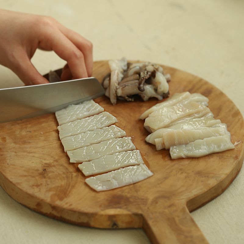 오징어는 내장과 껍질을 제거하고 깨끗이 씻어 칼집을 넣고 한입 크기로 잘라주세요.