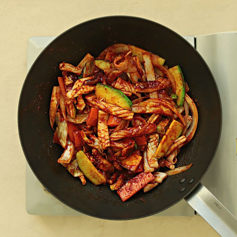 오징어가 익으면 마지막에 대파와 풋고추, 홍고추를 넣어 볶은 후 참기름을 넣고 마무리해주세요.