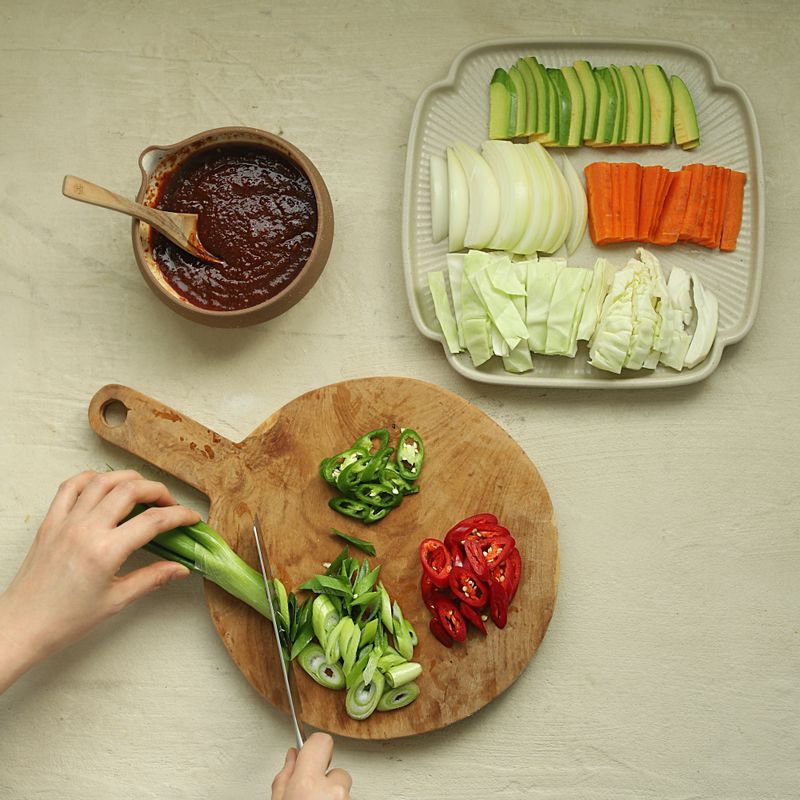 양파와 양배추는 채를 썰고 당근과 애호박은 먹기 좋게 편으로 썰어주세요. 풋고추와 홍고추, 대파는 어슷하게 썰어주세요.