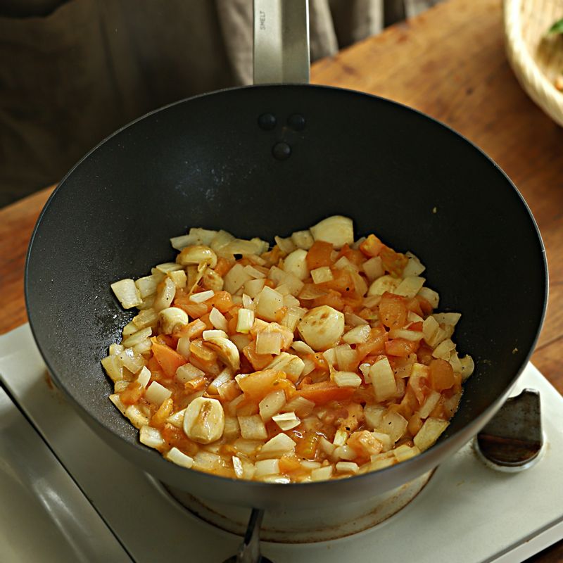 달군 팬에 올리브오일을 두르고 통마늘을 볶다가 토마토와 양파를 넣고 소금, 후추로 간을 해 볶아주세요. 불을 끄고 바질잎을 넣어주세요.