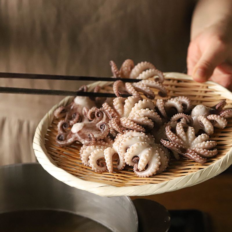 손질된 주꾸미는 머리를 자르고 끓는 물에 10초간 데쳐주세요. 키친타월로 물기를 제거한 후 튀김가루를 골고루 묻혀주세요.