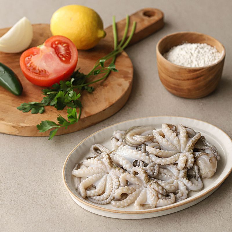 주꾸미 튀김을 위한 재료 이미지로 주꾸미,식용유 등으로 구성 되어있습니다.