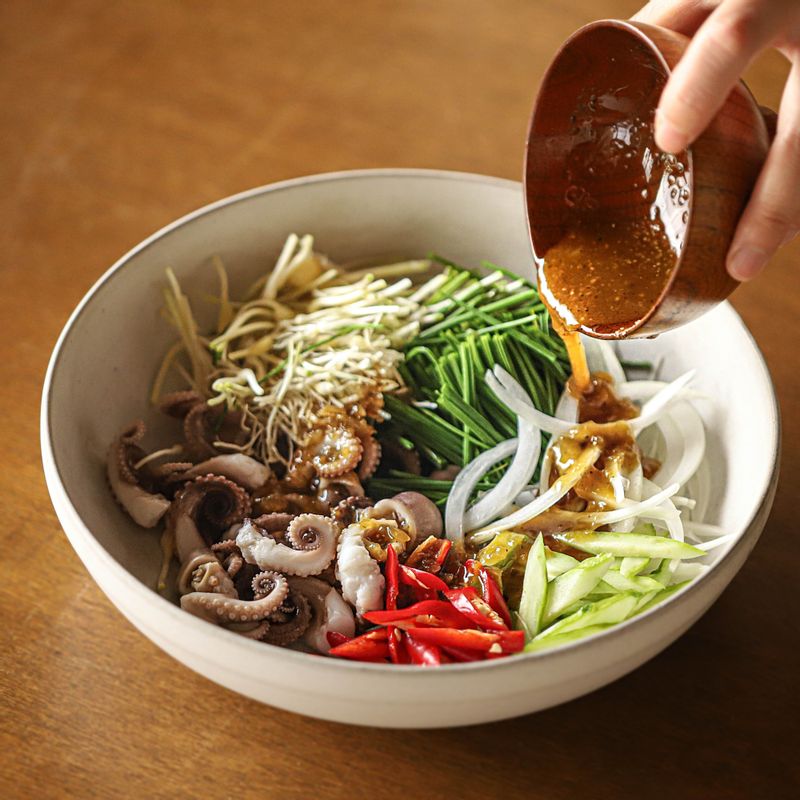 볼에 손질한 주꾸미와 레드양파, 달래, 오이, 홍고추, 드레싱을 넣어 가볍게 섞어 맛있게 즐겨주세요.