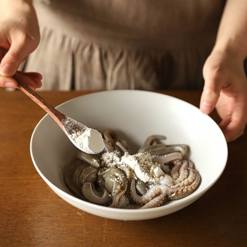 주꾸미는 머리 부분을 뒤집어 먹통과 내장을 떼어내고 소금과 밀가루를 넣고 문질러 씻어주세요.