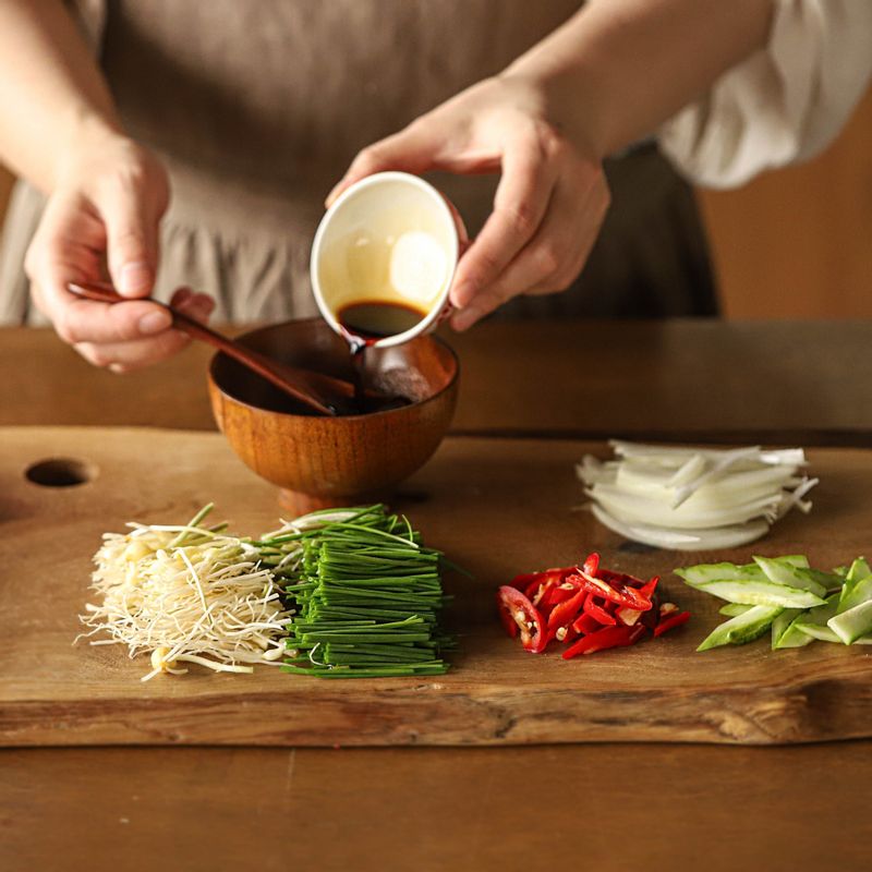 달래는 손질해서 깨끗이 씻은 후 먹기 좋은 길이로 썰고 양파는 채를 썰어주세요. 오이와 홍고추는 반 갈라 어슷하게 썰어주세요. 볼에 드레싱재료를 넣어 섞어주세요.