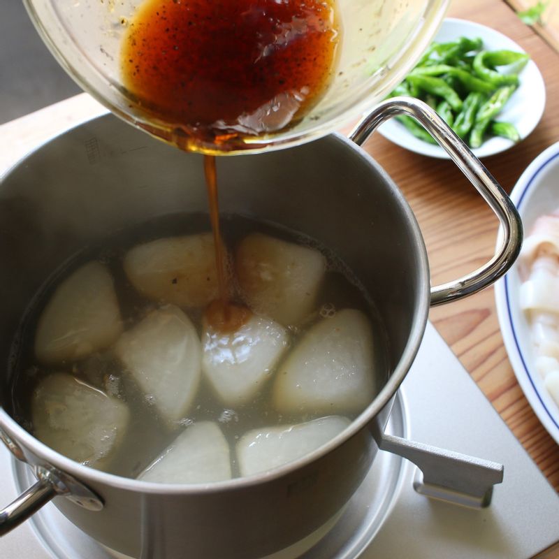 다시마육수에 무를 넣고 10분간 끓이다 조림 양념을 넣습니다.