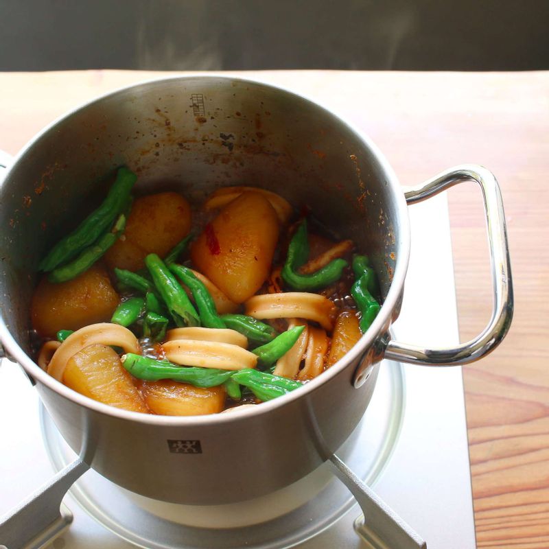 오징어를 넣고 5분간 조린 후에 꽈리고추를 넣고 1분간 더 조려주세요.