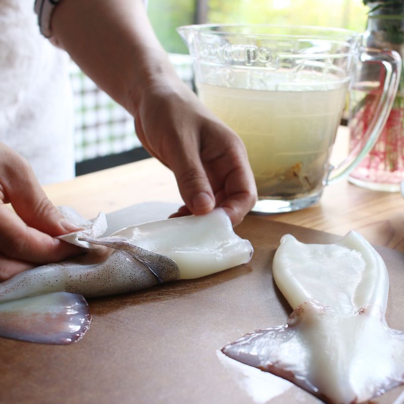 오징어는 내장과 껍질을 제거하고 두툼한 링으로 썰어주세요.