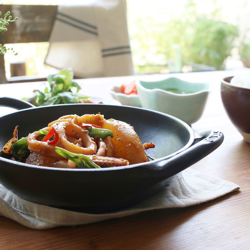 그릇에 담고 통깨를 뿌려주세요.