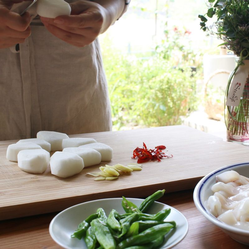 무는 2cm 두께로 4등분 합니다. 꽈리고추는 이등분하고 건고추는 어슷하게 썰어주세요. 생강은 편으로 얇게 썰어주세요.
