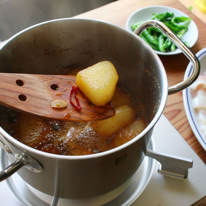 건고추, 생강을 넣어 10분 더 끓여주세요.