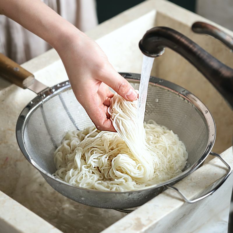 끓는 물에 소면을 펼쳐 넣고 젓가락으로 저어 면끼리 달라붙지 않도록 저어주고 물이 끓어오르면 찬물 반 컵을 2~3회 반복해서 부어 국수를 삶아주세요. 흐르는 찬물에 소면을 여러 번 씻어 전분기를 없애고 체에 밭쳐 물기를 빼주세요.