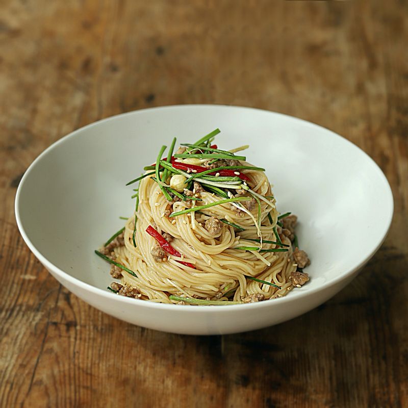 그릇에 달래간장 비빔국수를 담고 통깨를 뿌려 맛있게 즐겨주세요.