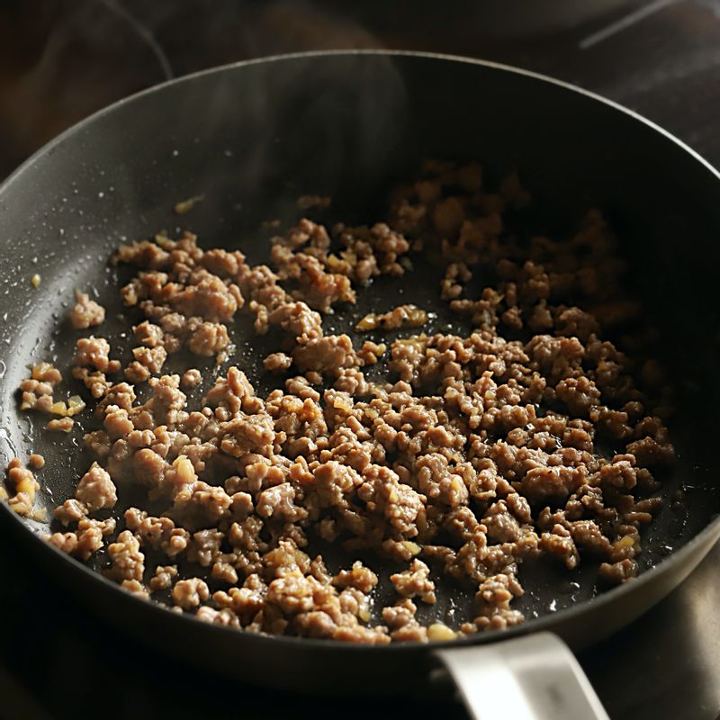 달군 팬에 약간의 기름을 두르고 쇠고기를 볶아주세요.