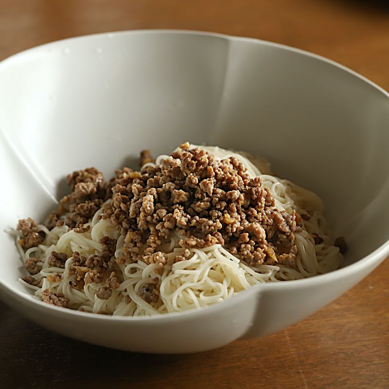 볼에 삶은 국수와 국수 양념장, 볶은 쇠고기를 넣고 골고루 섞은 후 달래와 홍고추를 넣어 가볍게 버무려주세요.