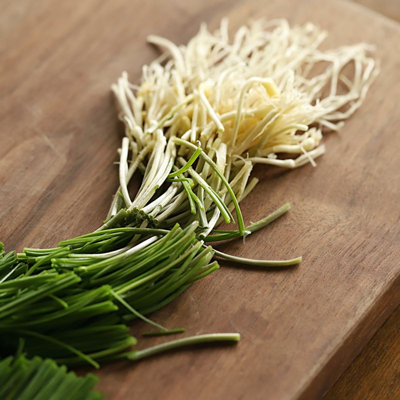 달래는 손질해서 깨끗이 씻고 먹기 좋은 길이로 썰어주세요. 홍고추는 씨를 빼고 채를 썰어 주세요.