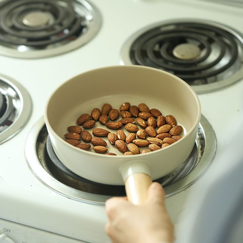 달군 팬에 아몬드를 1~2분 볶아주세요.
(볶은 아몬드를 사용 시 과정 생략 가능해요)