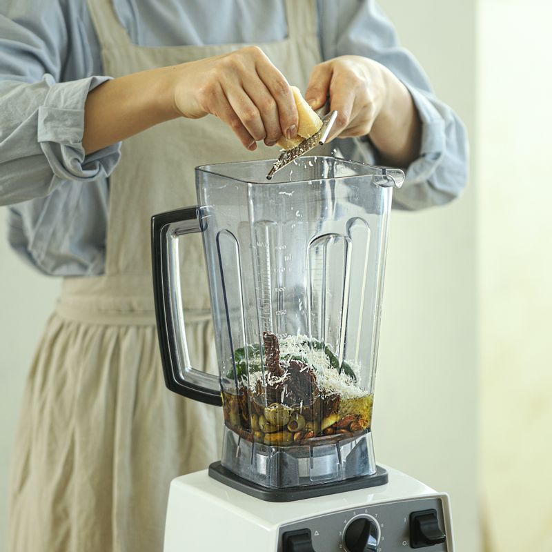 블렌더에 모든 재료를 넣어 갈아주세요. 
(치즈가 없으면 치즈 가루로 대체 가능해요)