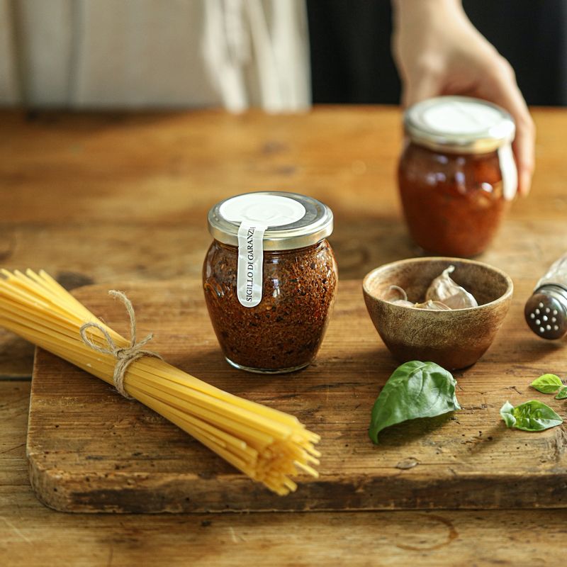 토마토 페스토 파스타을 위한 재료 이미지로 선 드라이 페스토,파스타면 (링귀니),마늘,올리브오일,파슬리가루 (생략 가능) 등으로 구성 되어있습니다.