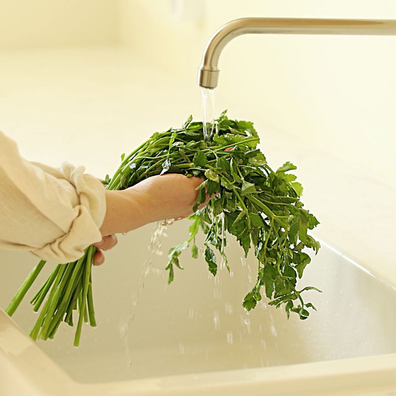 식촛물에 깨끗이 씻은 미나리는 4~5cm 길이로 먹기 좋게 썰어주세요. 양파는 얇게 채를 썰어주세요.