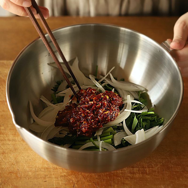 볼에 미나리와 양파, 양념장 재료를 넣고 가볍게 섞어주세요.