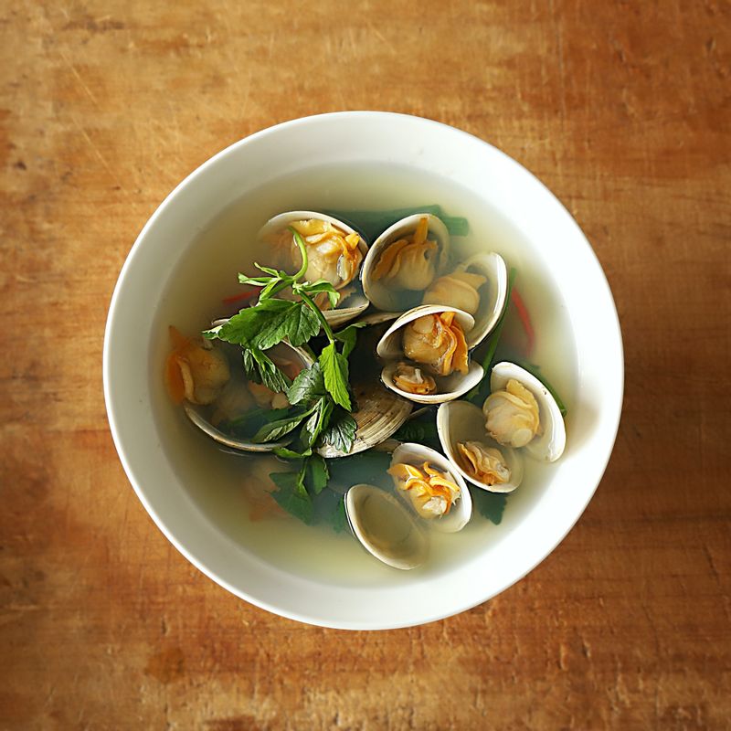 완성한 조개탕을 그릇에 담아 맛있게 즐겨주세요.