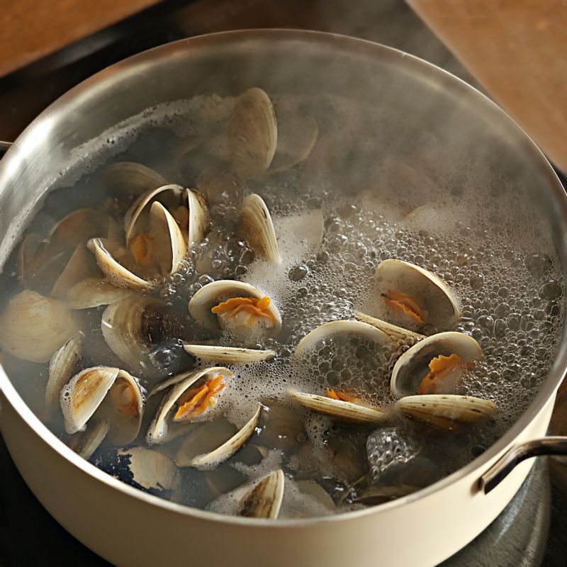 냄비에 물과 다시마를 넣어 물이 끓으면 다시마를 건져내고, 모시조개를 넣어 끓여주세요. 조개의 입이 벌리면 소금을 넣어 간을 맞춰주세요.