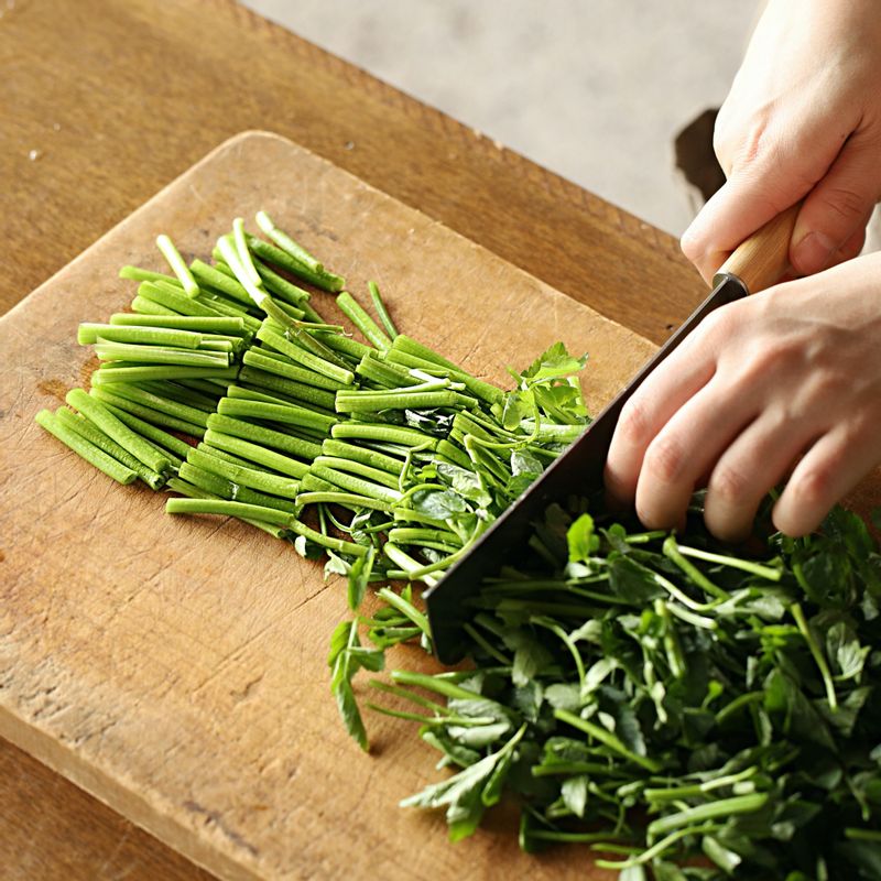 미나리는 5cm 길이로 자르고 홍고추와 청양고추는 어슷하게 썰어주세요.
