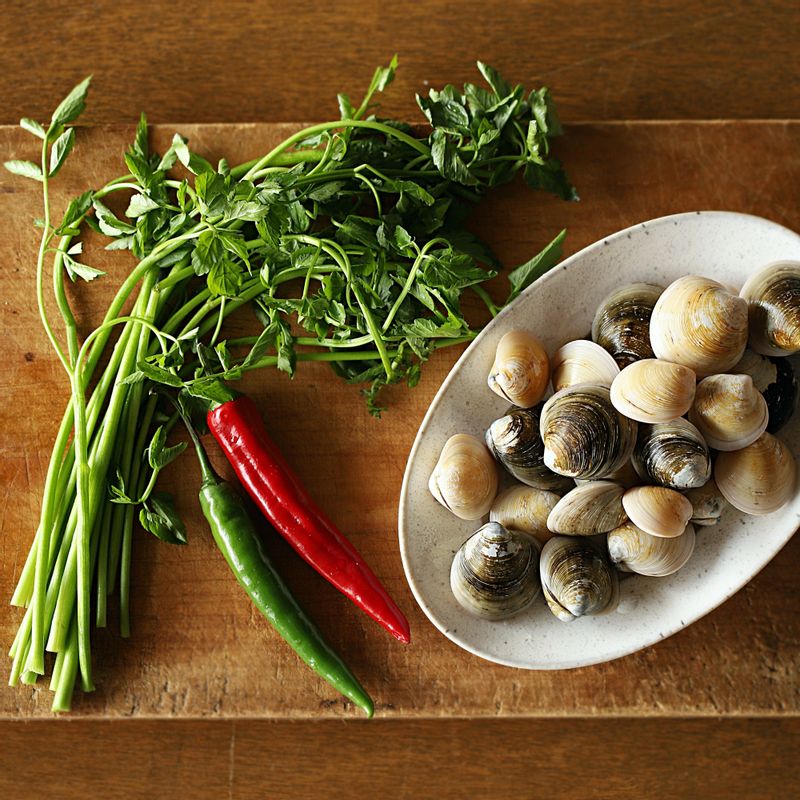 미나리 조개탕 을 위한 재료 이미지로 미나리,모시조개,홍고추,청양고추,다시마 (4*4cm) 등으로 구성 되어있습니다.