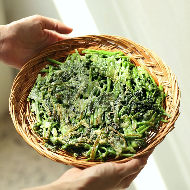 미나리 전에 전 간장을 곁들여 맛있게 즐겨주세요.