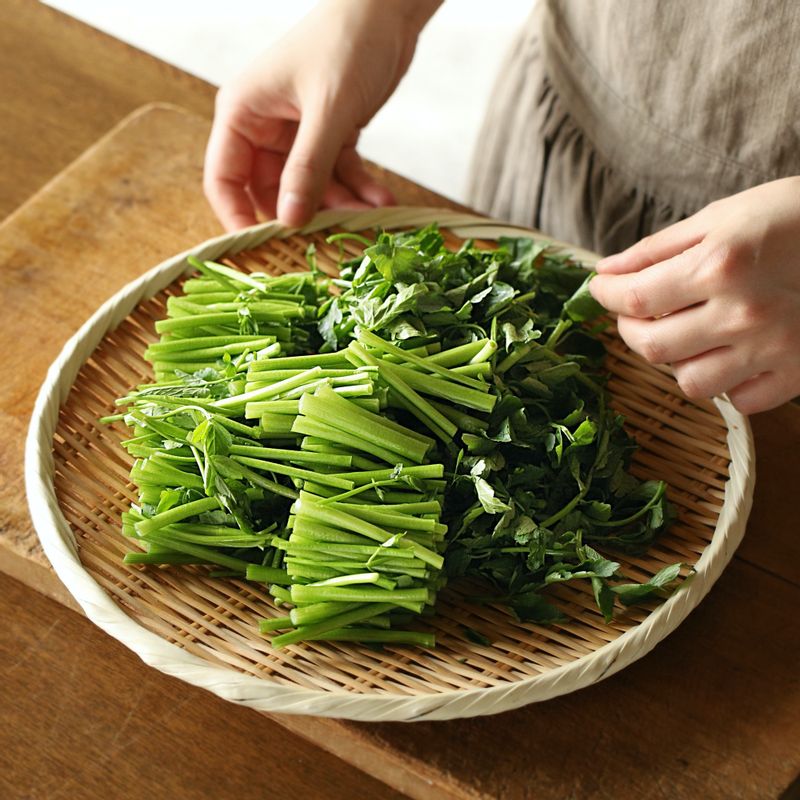 미나리는 깨끗이 씻어 6cm 길이로 잘라주세요.