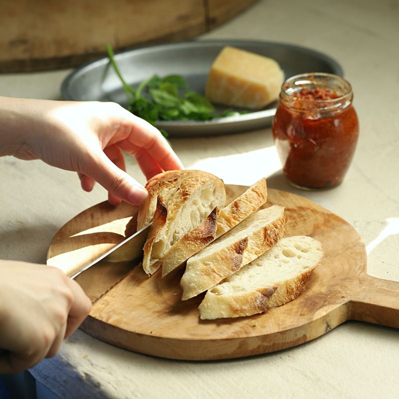 바게트는 비스듬하게 썰어주세요. 달군 팬에 오일을 약간 두르고 바게트를 노릇하게 구워주세요.