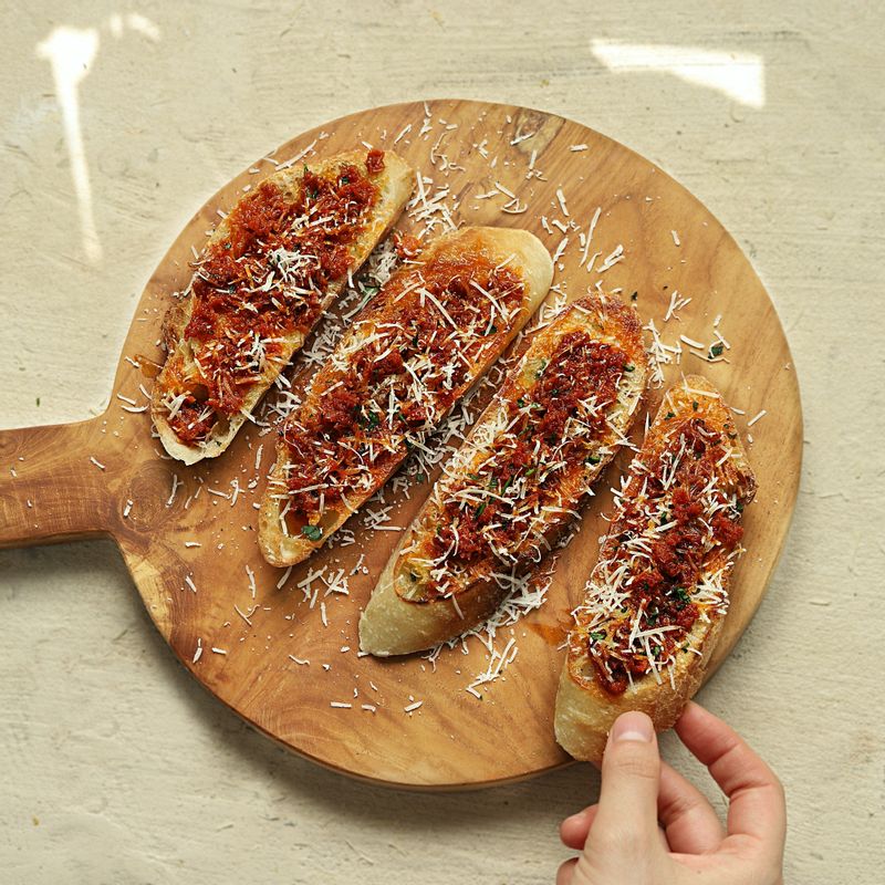 파마산 치즈를 갈아서 뿌린 후 파슬리를 올려 완성해 주세요.