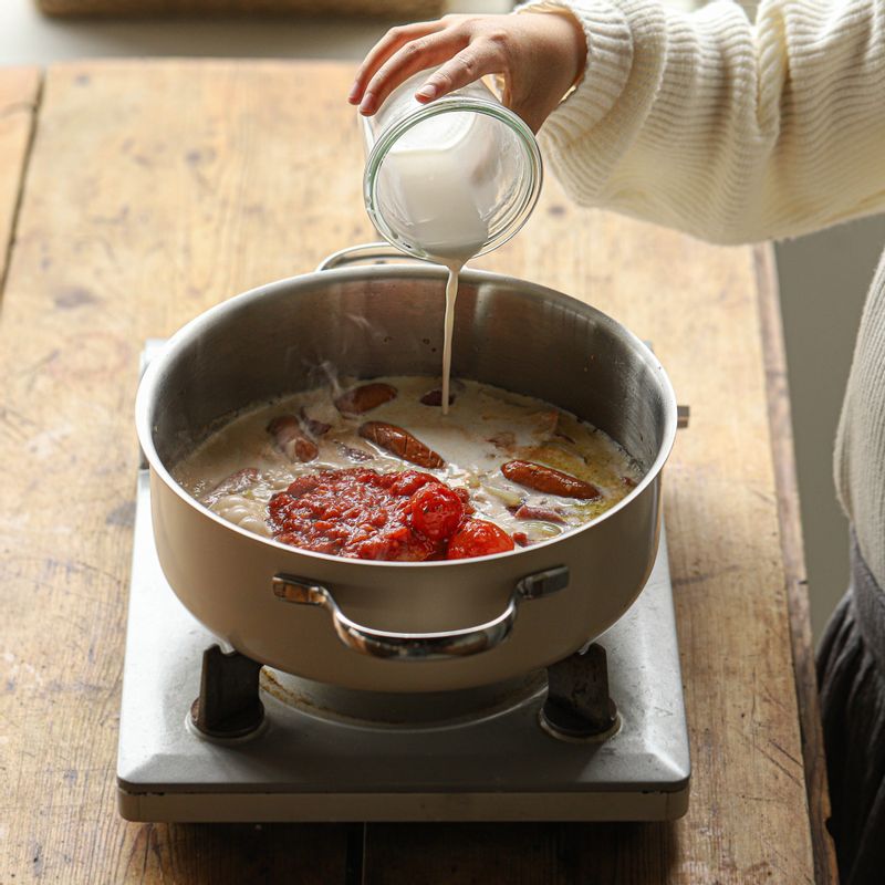 토마토소스와 생크림, 우유를 넣어 끓인 후 떡볶이 떡과 당면, 나머지 양념 재료를 넣어 5분 정도 끓여주세요.
(기호에 따라 고춧가루의 양을 조절하여 맵기를 조절해 주세요)