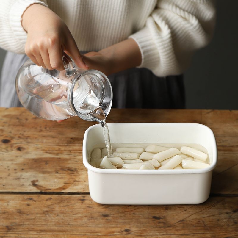 떡볶이 떡은 한 가닥씩 떼어낸 후 찬물에 10분 이상 담가주세요. 양파는 채를 썰고 비엔나소시지는 칼집을 내주세요. 베이컨은 먹기 좋은 크기로 잘라주세요.