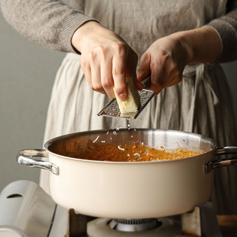 그릇에 담은 후 파마산 치즈 가루를 뿌려 맛있게 즐겨주세요.
(파마산 치즈가루 대신 피자 치즈나 슬라이스 치즈를 넣어 드셔도 좋답니다)
(기호에 따라 파스타 면을 삶아 함께 볶아 드셔도 맛있게 드실 수 있답니다)