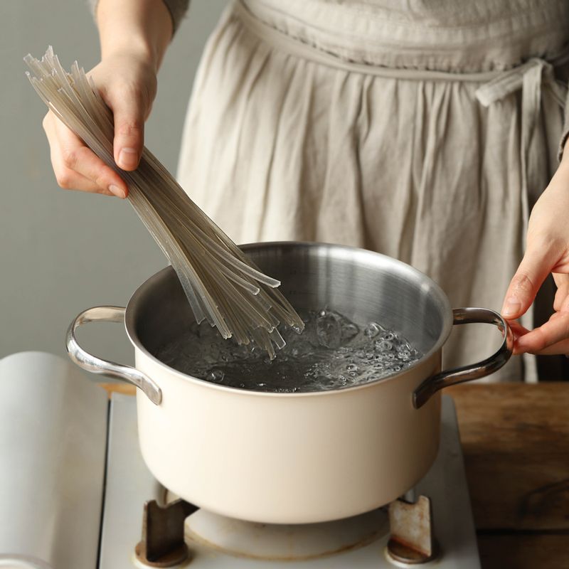 불린 당면은 끓는 물에 2분 정도 삶아 체에 밭쳐 물기를 빼주세요. 
(당면은 찬물에 20분 정도 불려 사용해 주세요.)
(tip. 불리지 않은 당면은 7~9분 삶아주세요)