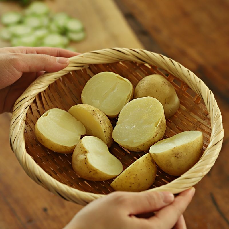 깨끗이 씻은 감자는 반으로 잘라 김이 오른 찜통에 20분 정도 쪄주세요.