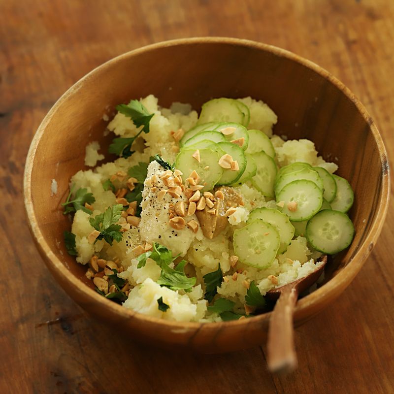 볼에 감자와 오이, 파슬리, 다진 땅콩을 넣고 소스 재료를 넣어 섞어주세요.