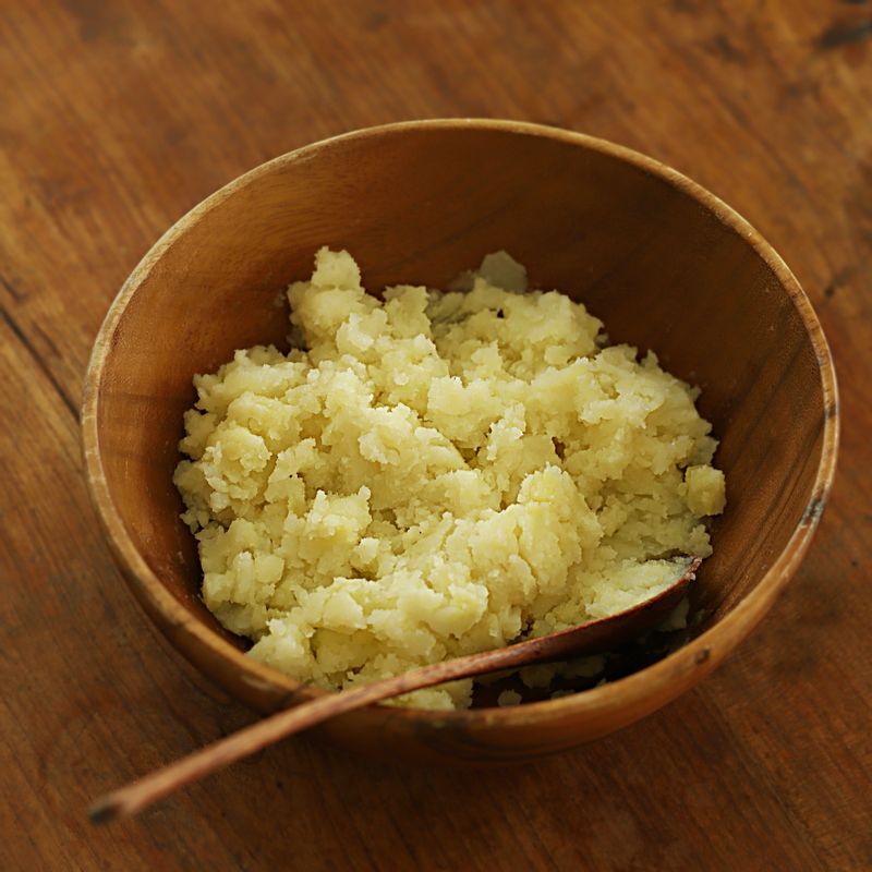 찐감자는 껍질을 벗겨 먹기 좋게 으깨주세요. 오이는 얇게 썰고, 파슬리는 잎을 떼어내 주세요.