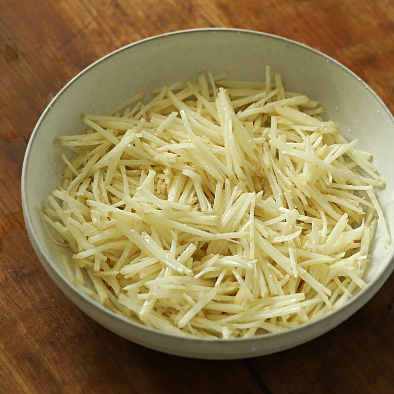 볼에 감자채를 담고 소금과 밀가루를 넣어 섞어주세요.